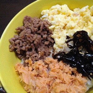 焼き肉のタレでそぼろ丼♪そぼろ・卵・鮭フレーク